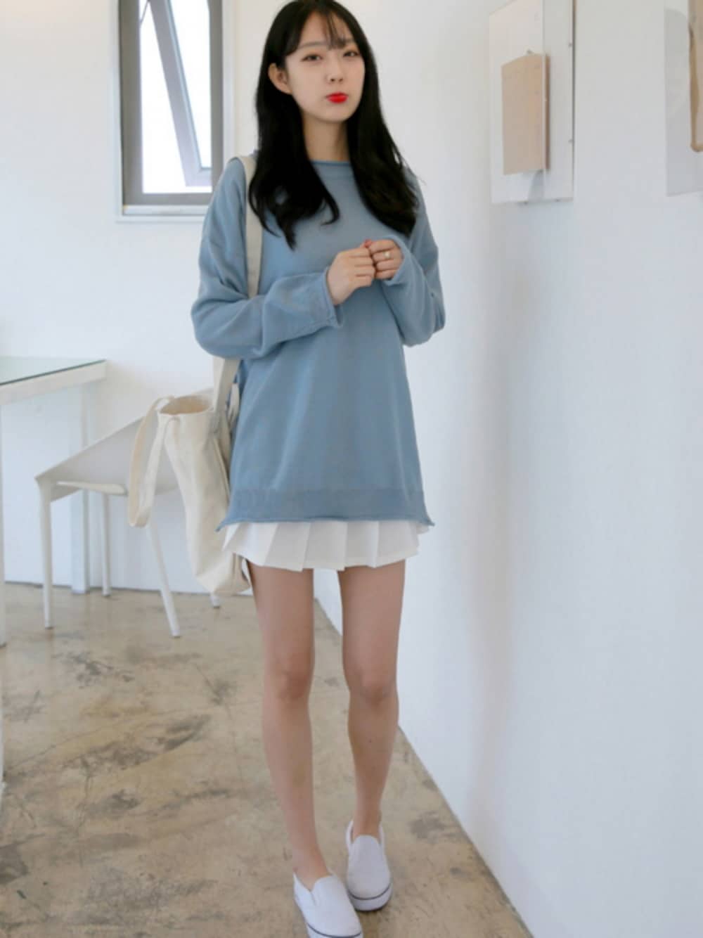 ブルー系のニット/セーターを着用したレディースの春コーディネートの1枚目の写真