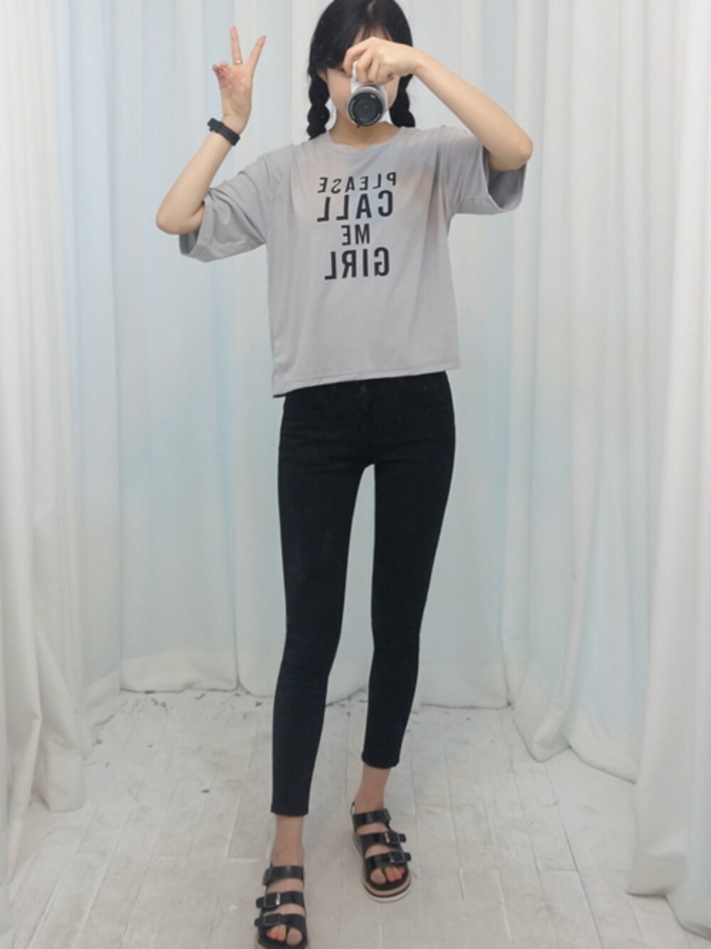 ホワイト系のTシャツ/カットソーを着用したレディースの春コーディネートの1枚目の写真