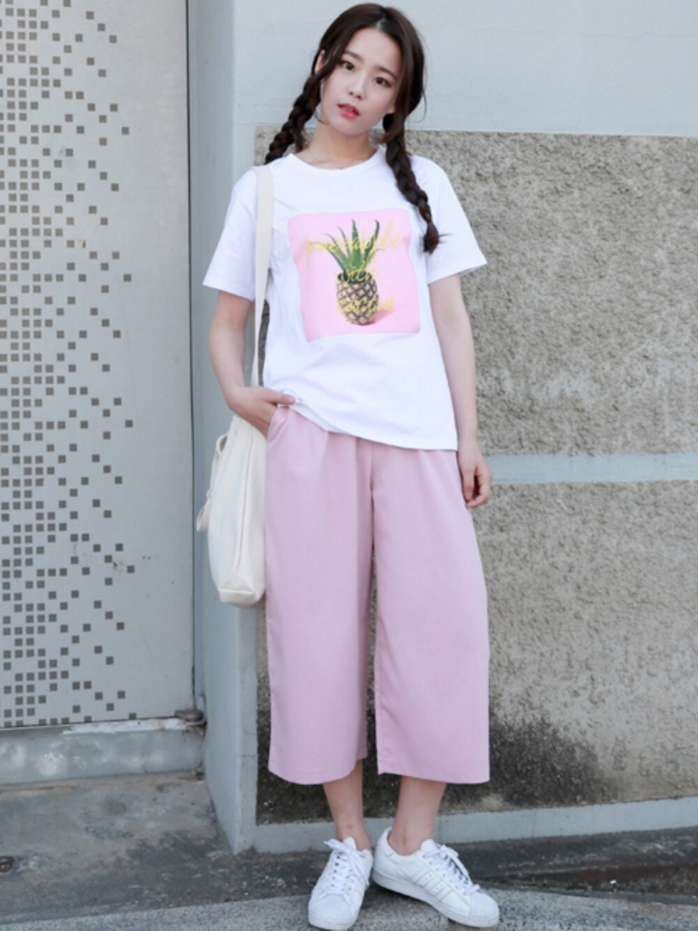 「 Tシャツ、 休日スタイル、 パンツスタイル、プリントT、 Gogosing、 エコバッグ、 シンプル、 ハイウエスト、 キレイめ、 ゴゴシング」｜「ハイウエストワイド８分パンツ（その他パンツ、ピンク系）」を使った、GOGOSINGさん（レディース・163cm）の春コーディネートの1枚目の写真