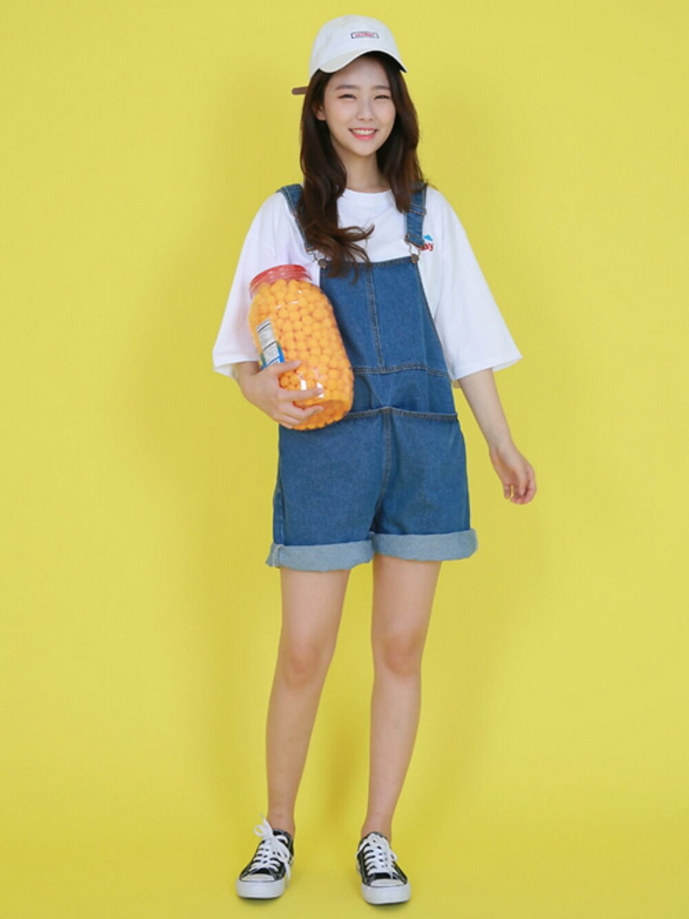 「 Tシャツ、 オールインワン、Gogosing、 カジュアル、夏コーデ、 オーバーサイズ、 高校生、デニムサロペット」｜「オーバーフィット・デニムオーバーオール（サロペット/オーバーオール、ブルー系）」を使った、GOGOSINGさん（レディース・163cm）の春コーディネートの1枚目の写真