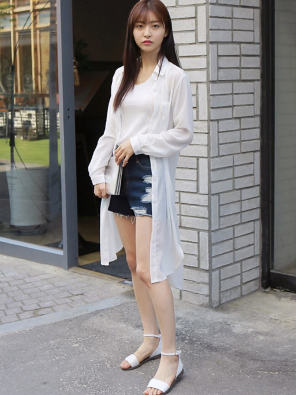 ブルー系のデニムパンツを着用したレディースの春コーディネートの1枚目の写真