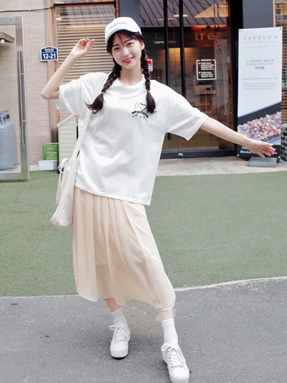 「 Tシャツ、 スニーカー、 キャップ、 ロングスカート、エコバッグ、 Gogosing、 シンプルコーデ、 きれいめカジュアル、 夏コーデ、 カジュアルコーデ」｜「Fishing刺繍ポイント半袖Ｔシャツ（Tシャツ/カットソー、ホワイト系）」を使った、GOGOSINGさん（レディース・165cm）の夏コーディネートの1枚目の写真