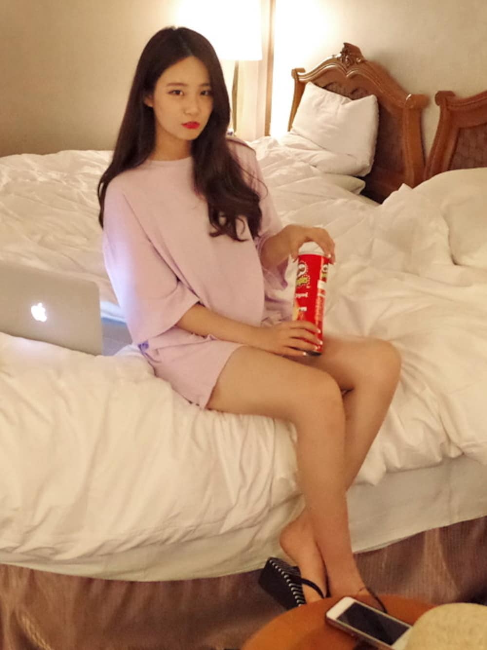 パープル系のTシャツ/カットソーを着用したレディースの夏コーディネートの1枚目の写真