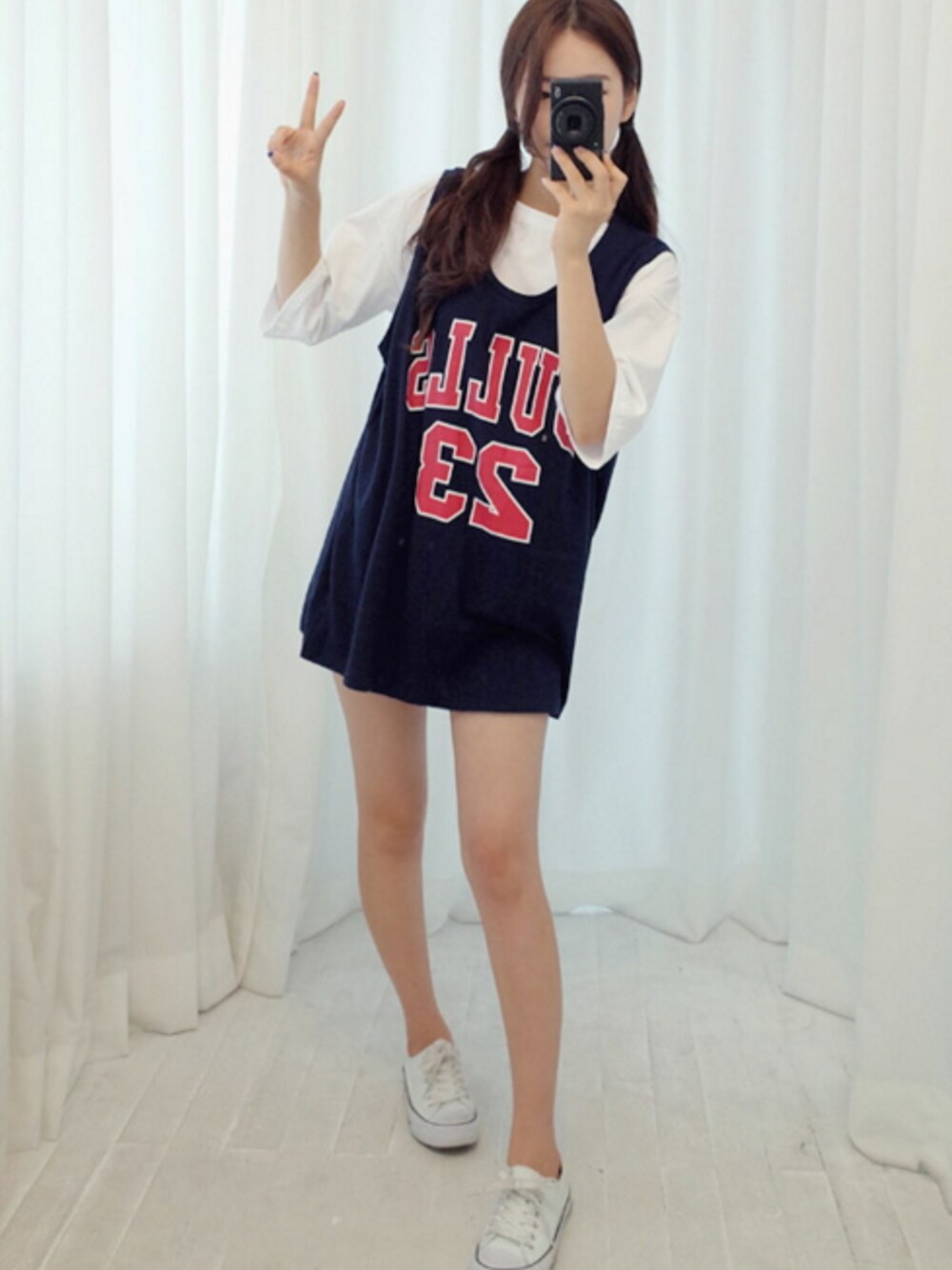 ブルー系のTシャツ/カットソーを着用したレディースの夏コーディネートの1枚目の写真