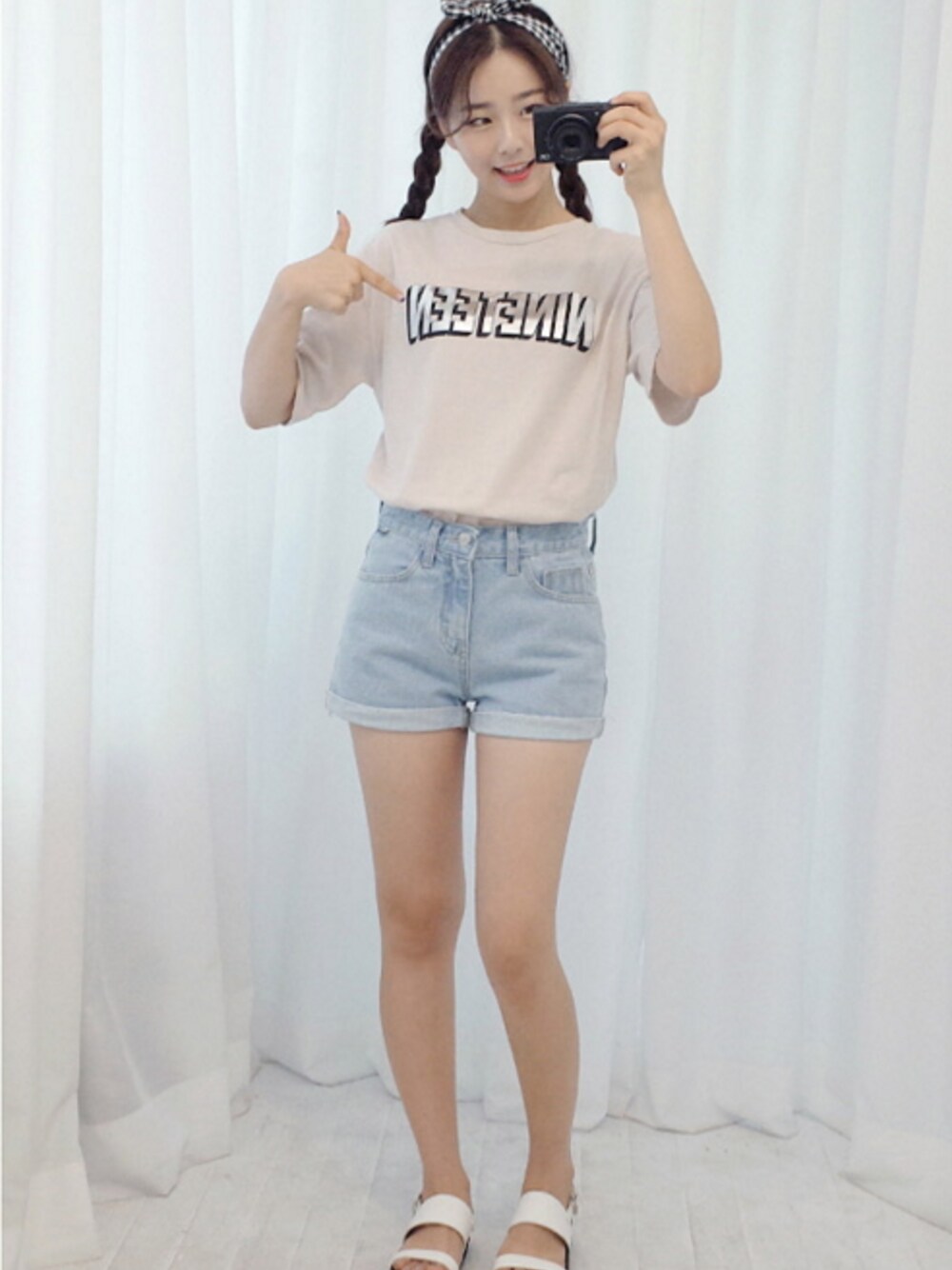 ベージュ系のTシャツ/カットソーを着用したレディースの夏コーディネートの1枚目の写真