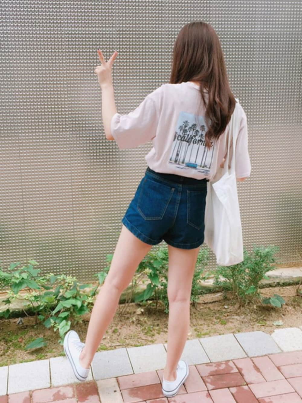 「ショートパンツ、 デニム、 Gogosing、 エコバッグ、 ハイウエスト、 夏、 SUMMER、 女の子、 プリントT、 ゴゴシング」｜「バックプリンティング半袖Tシャツ（Tシャツ/カットソー、ピンク系）」を使った、GOGOSINGさん（レディース・163cm）の夏コーディネートの1枚目の写真