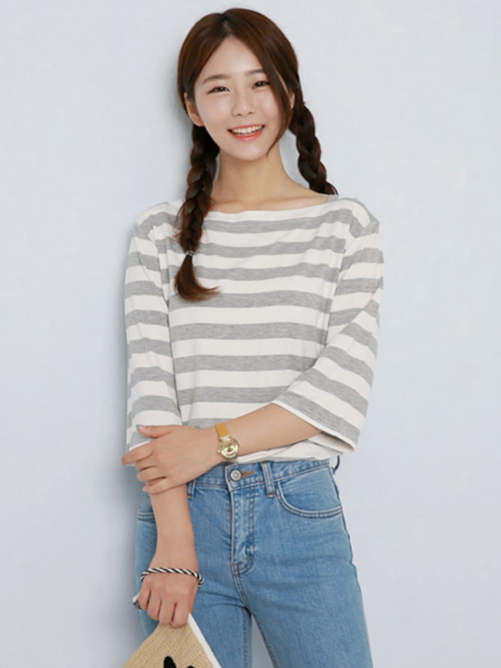 グレー系のTシャツ/カットソーを着用したレディースの夏コーディネートの1枚目の写真