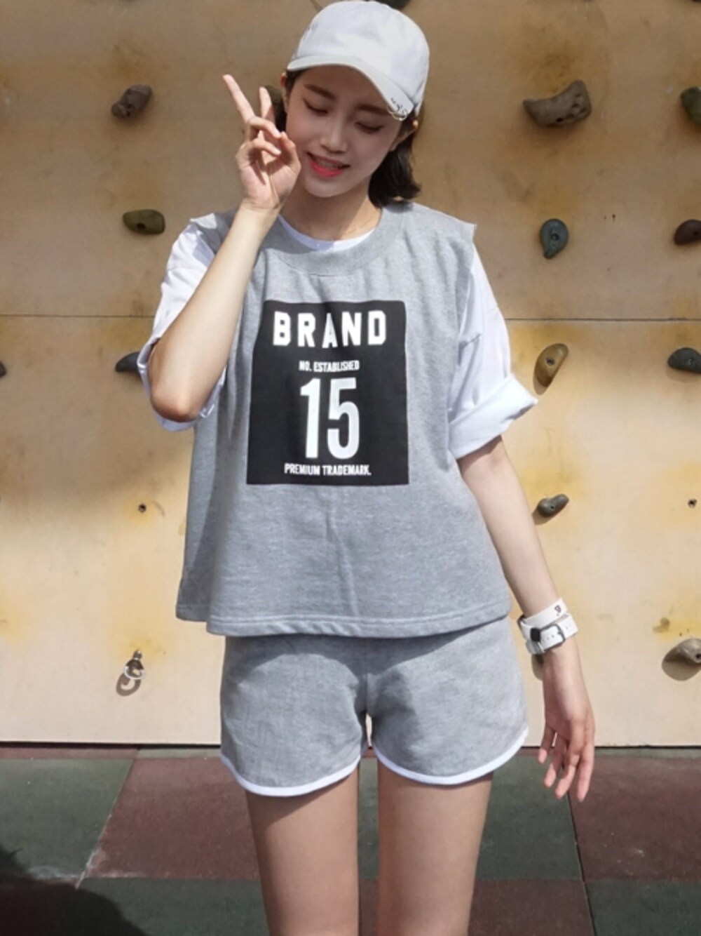 グレー系のその他を着用したレディースの夏コーディネートの1枚目の写真