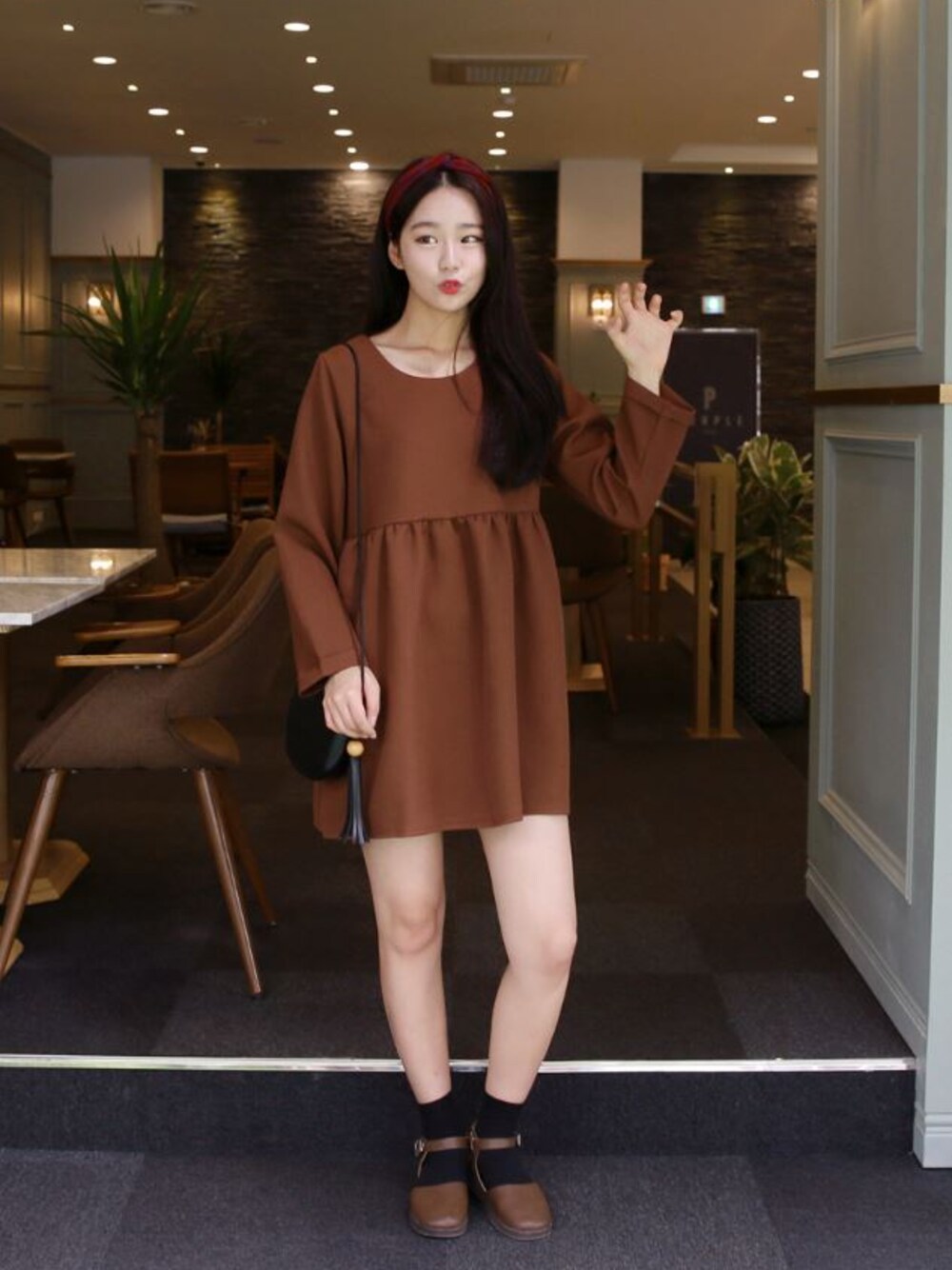 ブラウン系のワンピースを着用したレディースの秋コーディネートの1枚目の写真