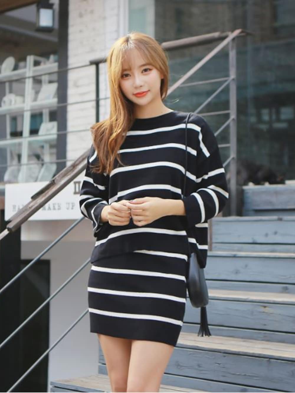 ブラック系のスウェットを着用したレディースの秋コーディネートの1枚目の写真