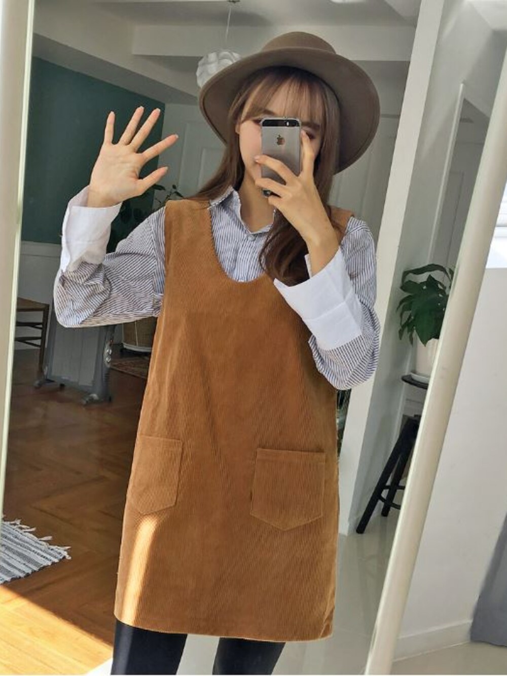その他のシャツ/ブラウス、ベージュ系のワンピースを着用したレディースの秋コーディネートの1枚目の写真