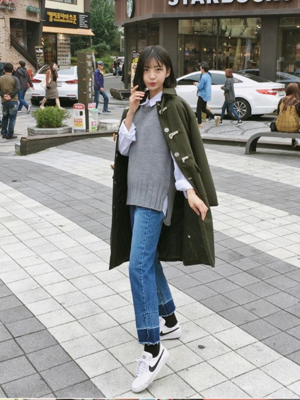 グレー系のベスト、ブルー系のデニムパンツ、その他のダウンジャケット/コートを着用したレディースの秋コーディネートの1枚目の写真