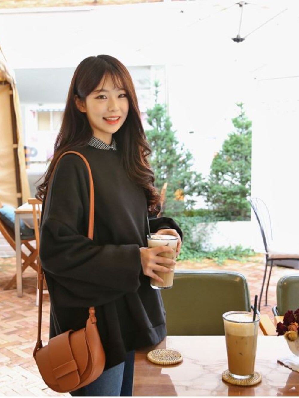 「シンプル、ブラック、チェック柄、 スウェット、 休日スタイル、チェック柄シャツ、 Gogosing、カジュアルコーデ、ゴゴシング、冬のコーデ」｜「アンバランスバルーン袖スウェット（スウェット、ブラック系）」を使った、GOGOSINGさん（レディース・163cm）の秋コーディネートの1枚目の写真