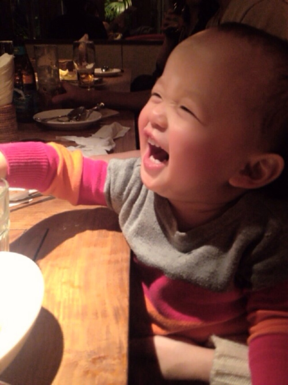 「夜ご飯、カラフルボーダー」｜「babyGAPのアイテム（ニット/セーター、ピンク系）」を使った、miyu-kiさん（キッズ・70cm）の夏コーディネートの1枚目の写真
