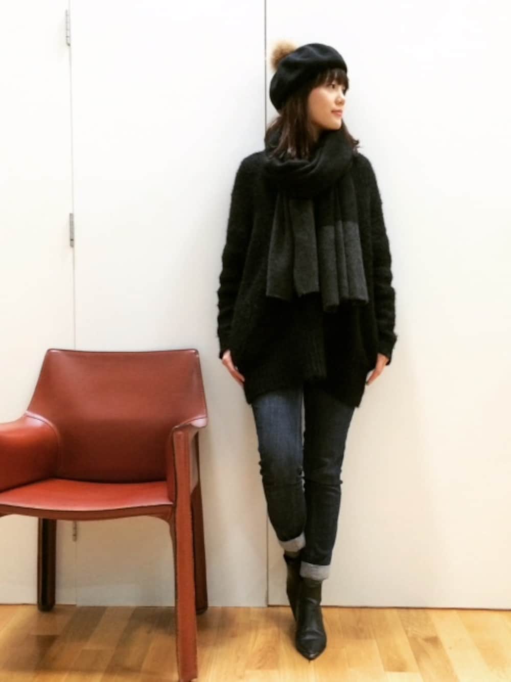 「ストール、ベレー帽、ACNE、カシミヤマフラー、skinny jeans」｜「ADAWASのカシミヤストール（マフラー、ブラック系）」を使った、ARTWORKさん（レディース・162cm）の冬コーディネートの1枚目の写真