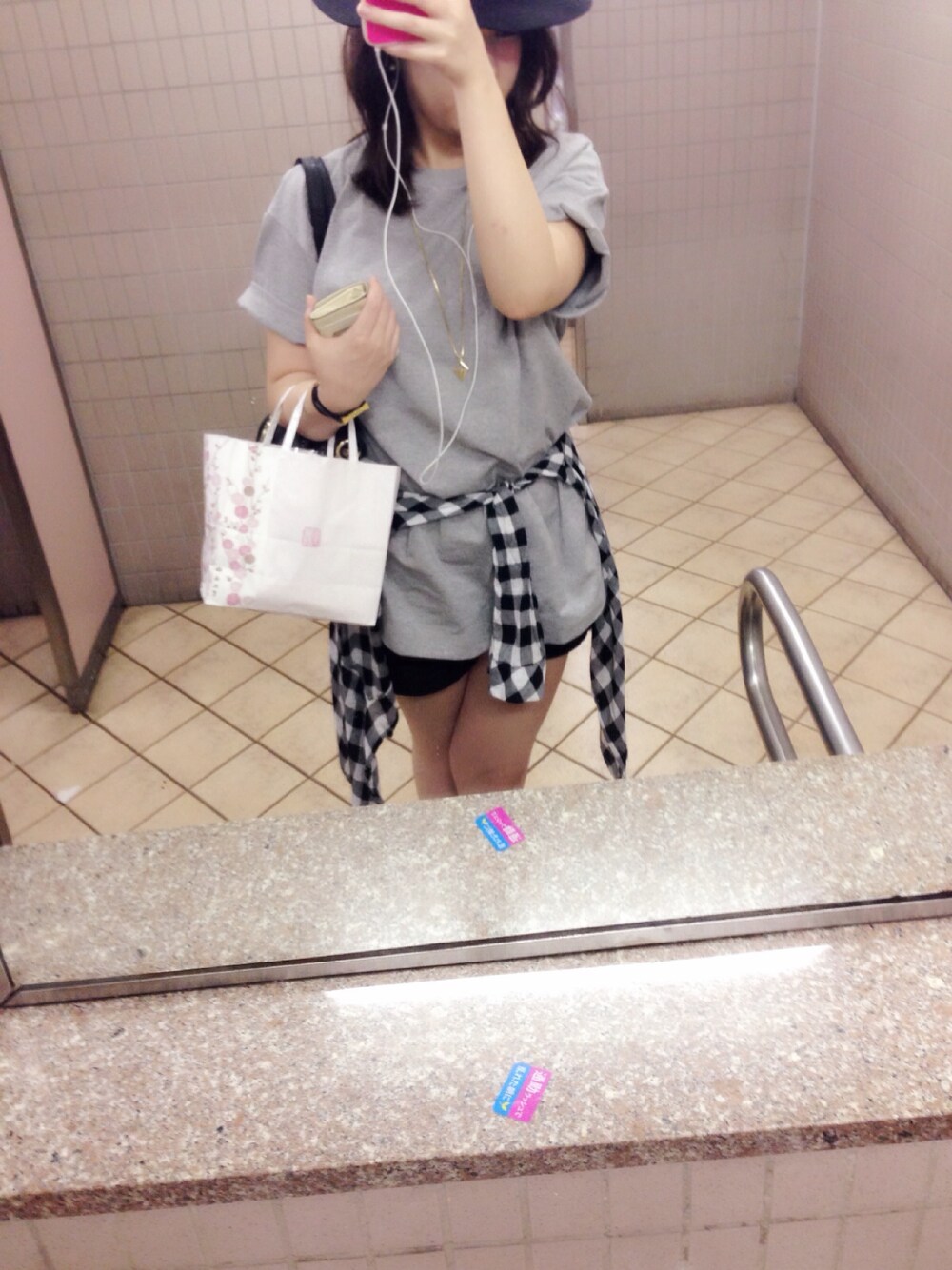 「ハット、秋物、雨の日コーデ、グレー」｜「niko and...のアイテム（Tシャツ/カットソー、グレー系）」を使った、yu--koさん（レディース・161cm）の秋コーディネートの1枚目の写真