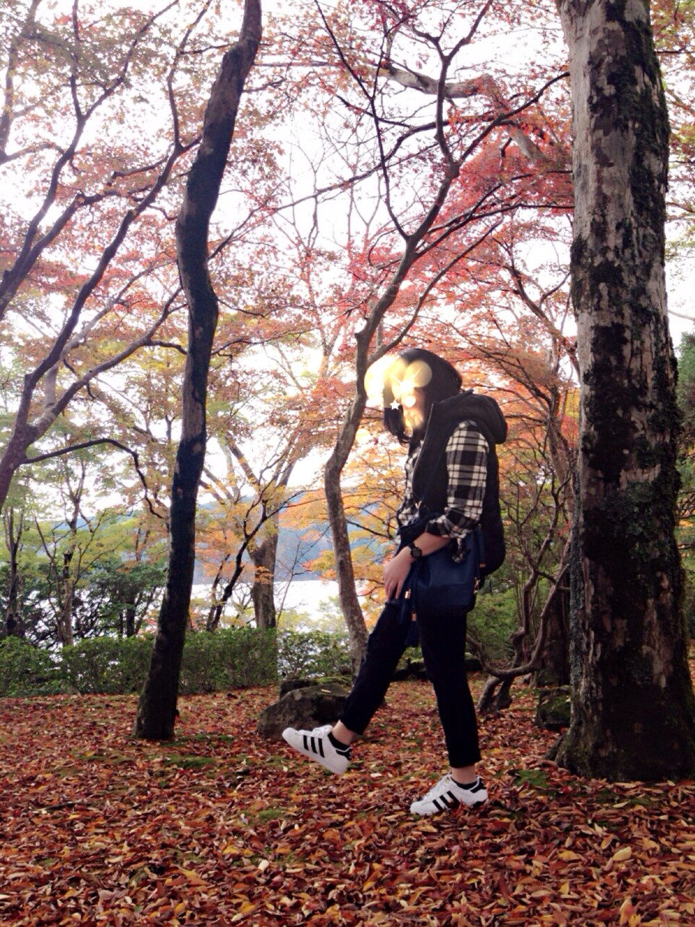 「紅葉、ダウンベスト、おでかけ、スニーカー、シャツスタイル、チェックシャツ」｜「UNIQLOのWOMEN フランネルロングシャツ（長袖）E（シャツ/ブラウス、ブラック系）」を使った、yu--koさん（レディース・161cm）の秋コーディネートの1枚目の写真