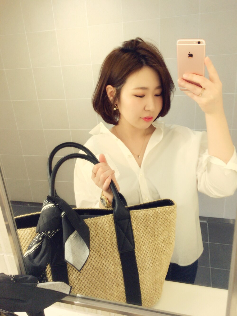 「白シャツ、シンプル、GU、デニムパンツ」｜「URBAN RESEARCHのUR BACKリボンオーバーゆるっとシャツ（シャツ/ブラウス、ホワイト系）」を使った、yu--koさん（レディース・161cm）の春コーディネートの1枚目の写真