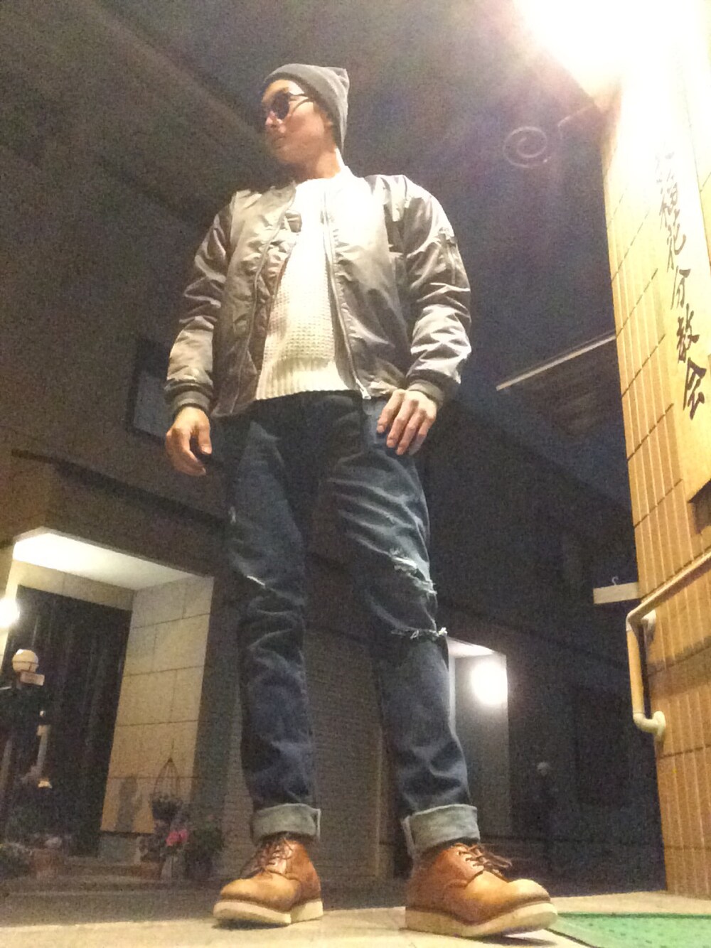 「デニム、エムエーワン、夜」｜「Hawkinsのアイテム（ブーツ、ブラウン系）」を使った、Kくんさん（メンズ・169cm）の冬コーディネートの1枚目の写真