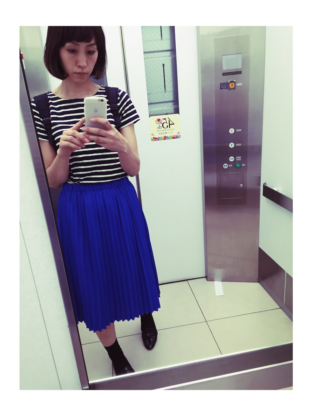 「ボーダートップス、ひざ丈スカート、青いスカート、プリーツスカート、ボブヘアー、ローファー×靴下」｜「UNIQLOのアイテム（Tシャツ/カットソー、ブルー系）」を使った、naoさん（レディース・171cm）の春コーディネートの1枚目の写真