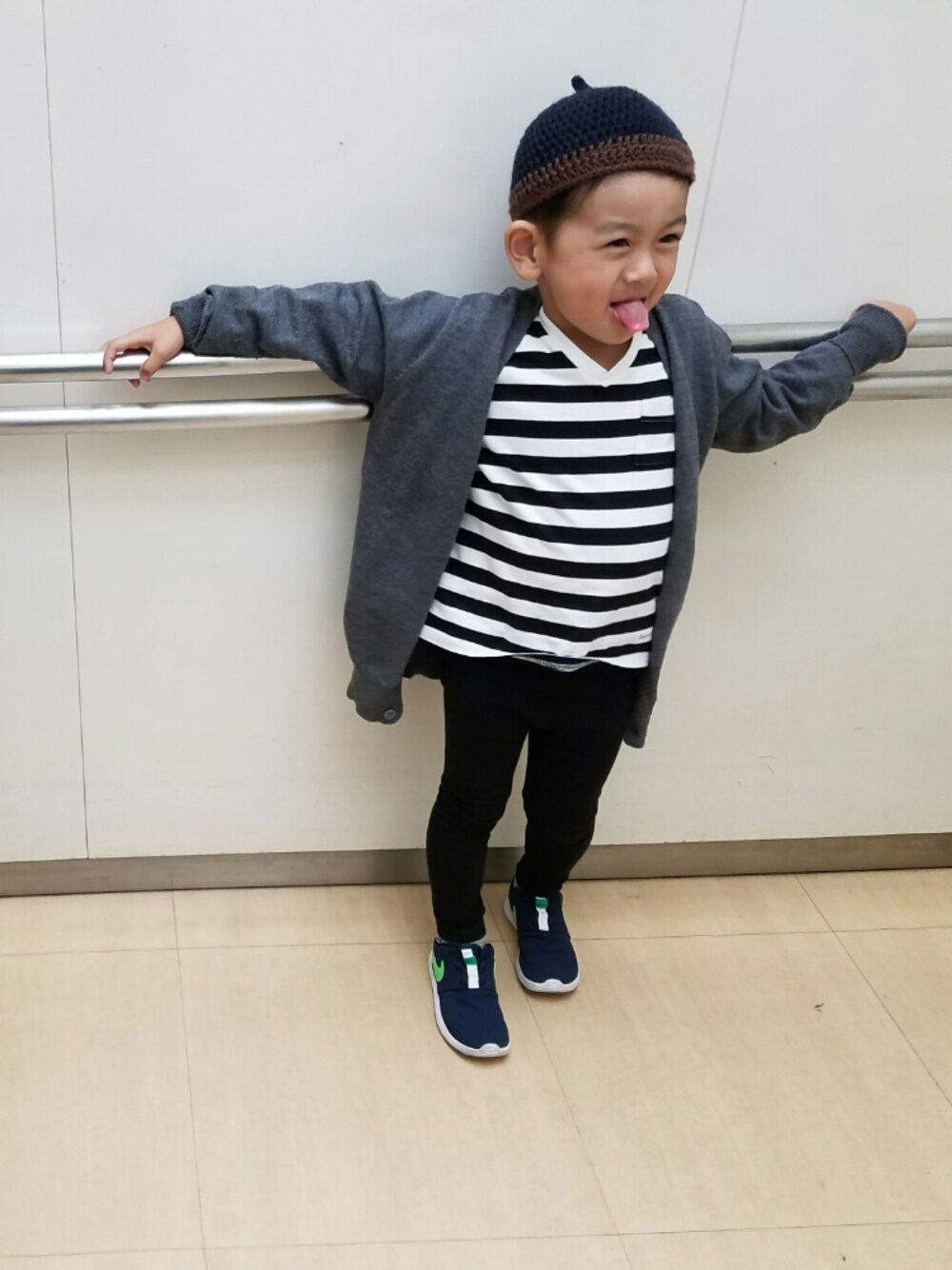 「こびと帽、どんぐり帽、カーディガン、ボーダートップス、スニーカー」｜「UNIQLOのアイテム（その他パンツ、ブラック系）」を使った、naoさん（キッズ・110cm）の秋コーディネートの1枚目の写真