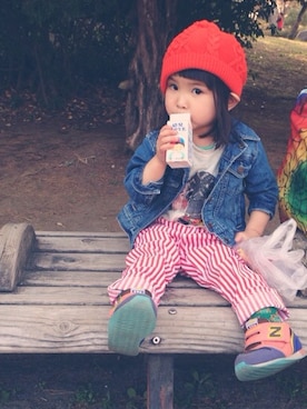 「NEW BALANCE（ニューバランス）のアイテム（スニーカー、オレンジ系）」を使った、eriiι∞さん（キッズ）の春コーディネート