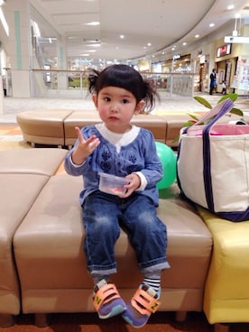 「NEW BALANCE（ニューバランス）のアイテム（スニーカー、オレンジ系）」を使った、eriiι∞さん（キッズ）の春コーディネート