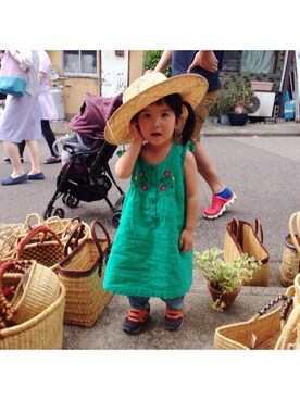 「NEW BALANCE（ニューバランス）のアイテム（スニーカー、オレンジ系）」を使った、eriiι∞さん（キッズ）の春コーディネート