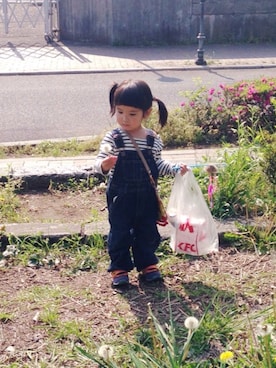 「NEW BALANCE（ニューバランス）のアイテム（スニーカー、オレンジ系）」を使った、eriiι∞さん（キッズ）の春コーディネート