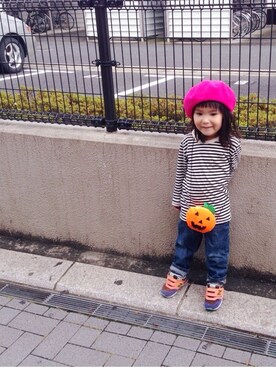 「NEW BALANCE（ニューバランス）のアイテム（スニーカー、オレンジ系）」を使った、eriiι∞さん（キッズ）の秋コーディネート