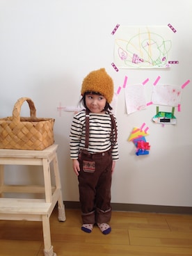 「b・ROOM（ビールーム）のサスペンダー付コール天パンツ（その他パンツ、ブラウン系）」を使った、eriiι∞さん（キッズ）の冬コーディネート