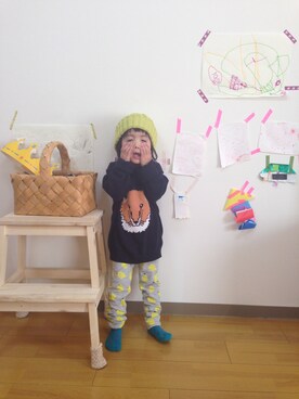 「H&M（エイチ・アンド・エム）のアイテム（その他パンツ、グレー系）」を使った、eriiι∞さん（キッズ）の冬コーディネート