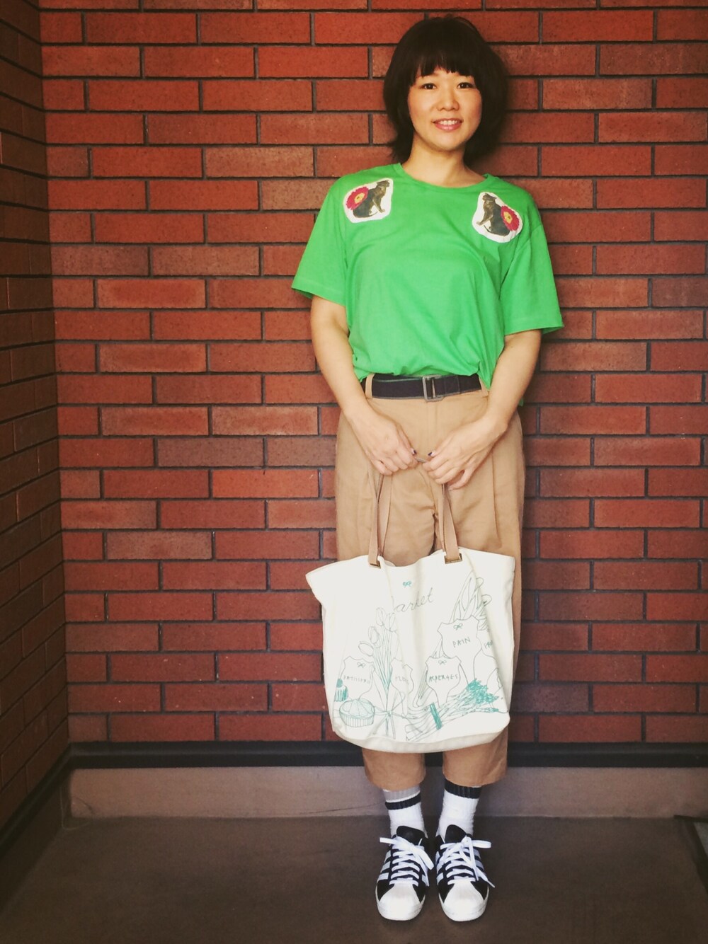 「Tシャツ、チノパン、トートバッグ、エコバッグ、アディダスコラボ商品、ネコ、猫T、ネコ柄」｜「AlexanderLeeChangの2015春夏商品　Flower kitten T（Tシャツ/カットソー、グリーン系）」を使った、shocoさん（レディース・169cm）の春コーディネートの1枚目の写真