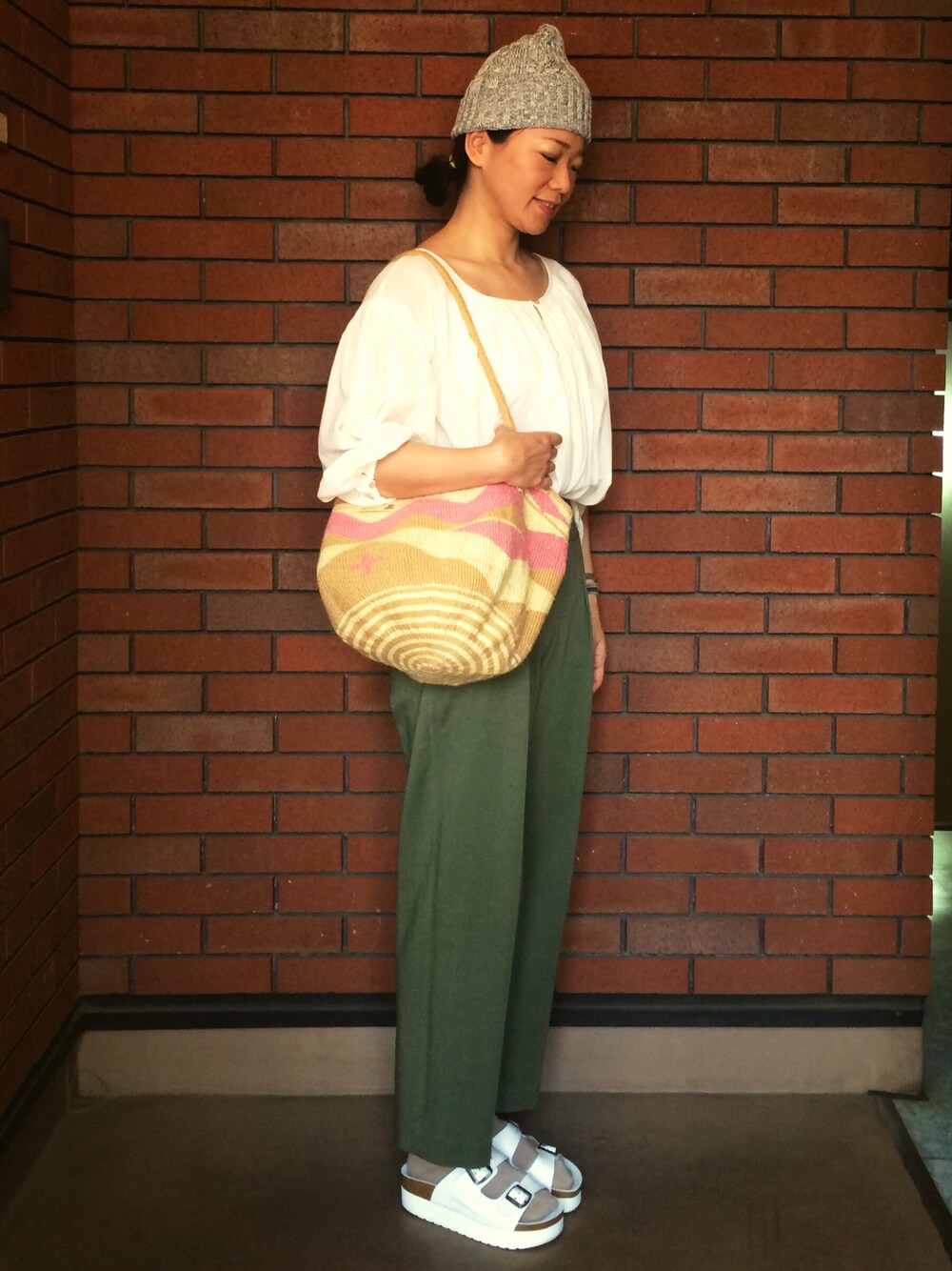 「ワイドパンツ、ブラウス、シャーリング、ニット帽、厚底サンダル、ビーニー、コンフォートサンダル、白サンダル」｜「SEVENDAYS=SUNDAYのアイテム（ニットキャップ/ビーニー、グレー系）」を使った、shocoさん（レディース・169cm）の春コーディネートの1枚目の写真
