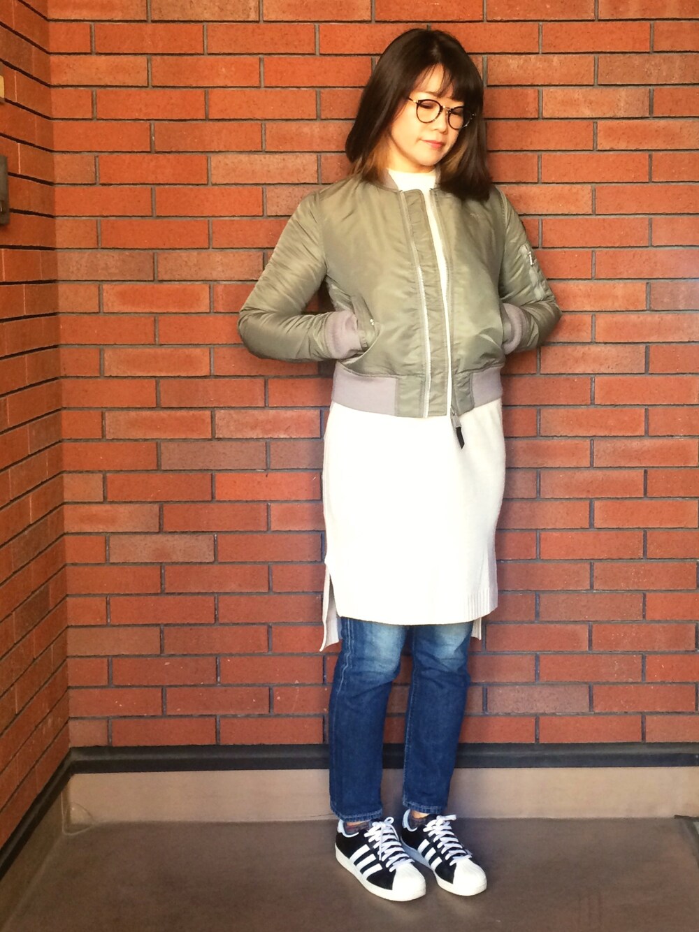「MA-1、ニットワンピース、デニム、adidas、オールスター、めがね」｜「schottのSchott/ショット/NYLON  W'sMA-1　AMERICAN　COLLEGE/ナイロン W'sMA-1 アメリカン　カレッジ（MA-1、グリーン系）」を使った、shocoさん（レディース・169cm）の冬コーディネートの1枚目の写真