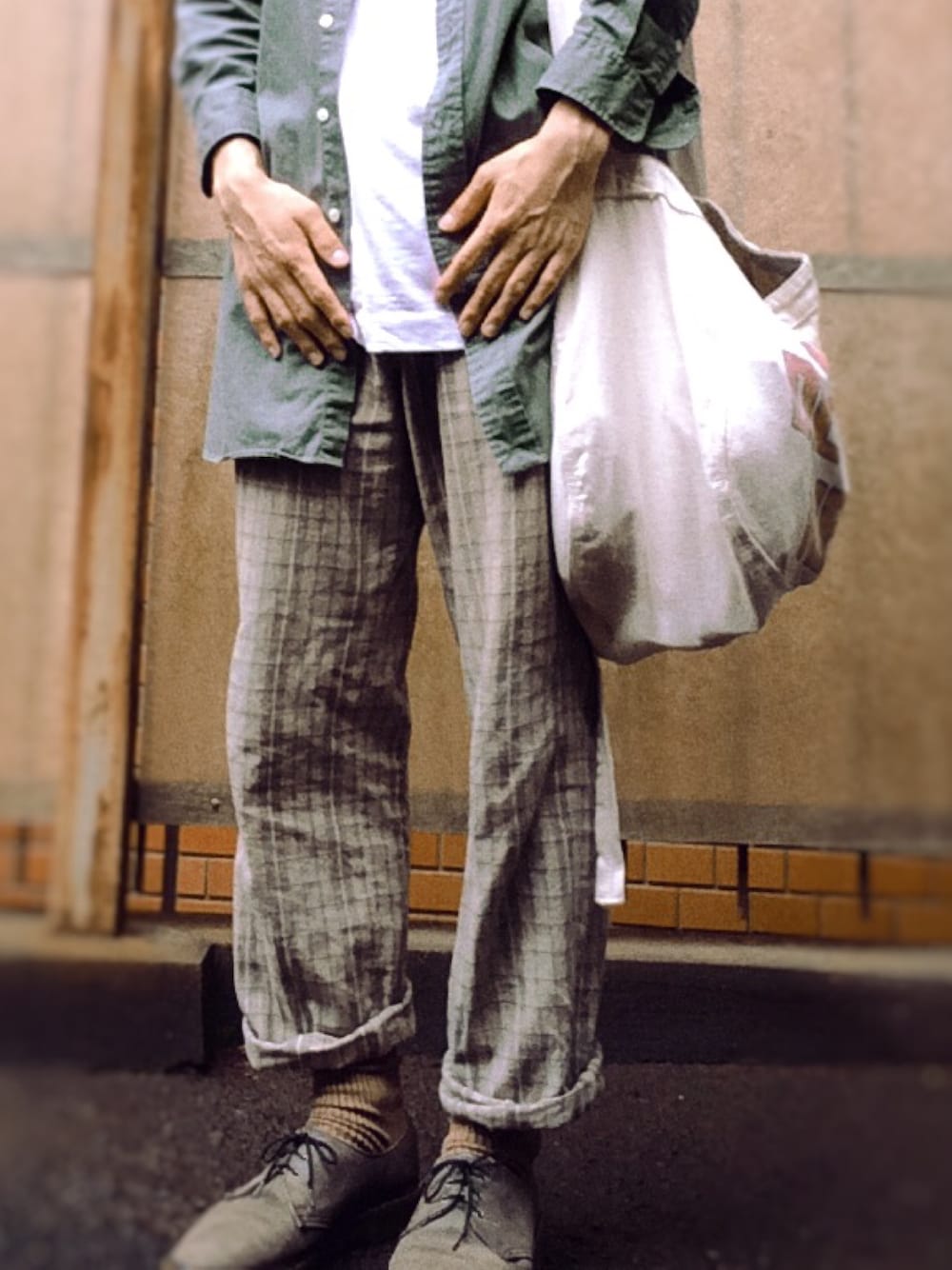 「古着、Dr.Martens、ラルフローレン、Ralph Lauren、ロングシャツ、メールバッグ、ニュースペーパーバッグ、ペーパーバッグ」｜「RALPH LAURENのアイテム（シャツ/ブラウス、グリーン系）」を使った、こうせいさん（メンズ・173cm）の夏コーディネートの1枚目の写真