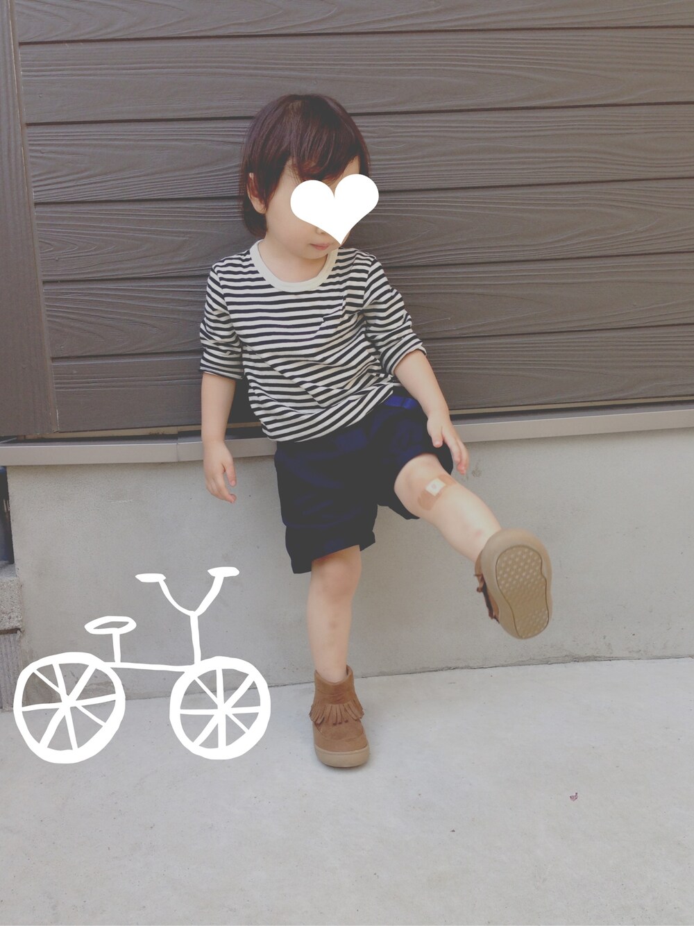 ブルー系のその他パンツ、ホワイト系のTシャツ/カットソー、ブラウン系のブーツを着用したキッズの秋コーディネートの1枚目の写真