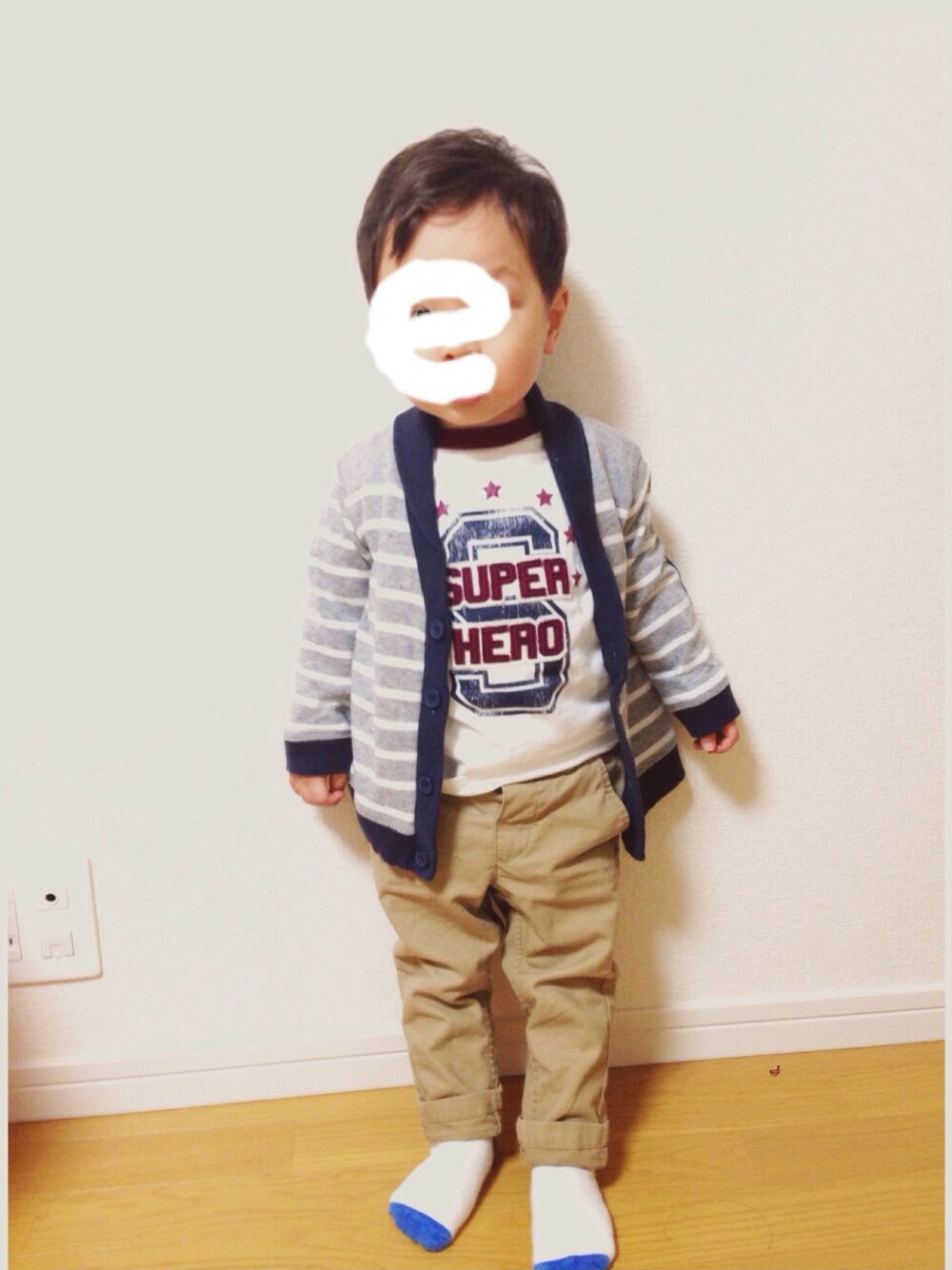 グレー系のその他アウター、ベージュ系のその他パンツ、ホワイト系のTシャツ/カットソーを着用したキッズの秋コーディネートの1枚目の写真