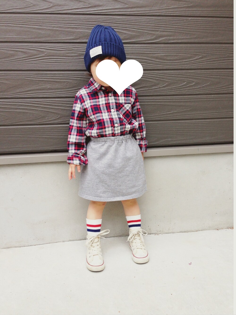 レッド系のシャツ/ブラウス、グレー系のスカート、ベージュ系のスニーカーを着用したキッズの秋コーディネートの1枚目の写真