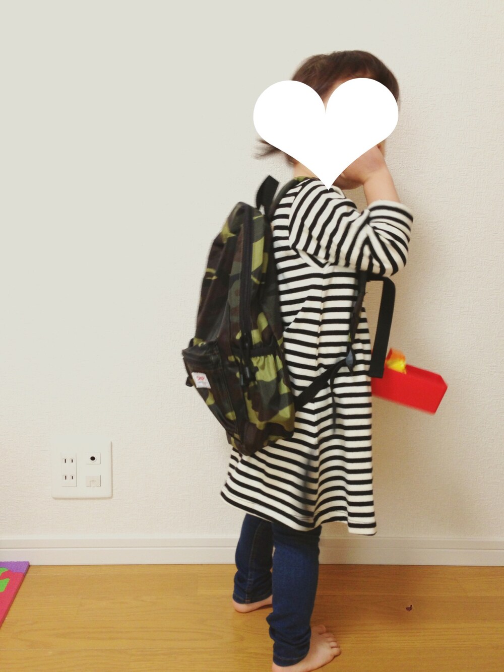 「H&Mのアイテム（デニムパンツ、ブルー系）」を使った、YU☺︎さん（キッズ・100cm）の秋コーディネートの1枚目の写真