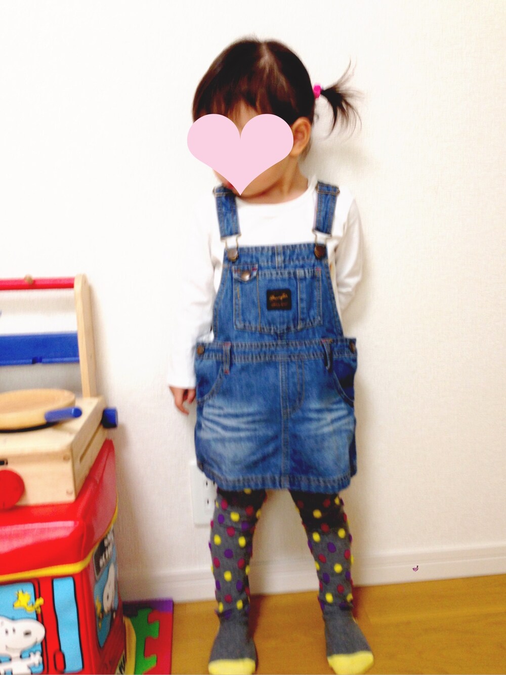 ブルー系のサロペット/オーバーオール、グレー系のタイツ/ストッキングを着用したキッズの秋コーディネートの1枚目の写真