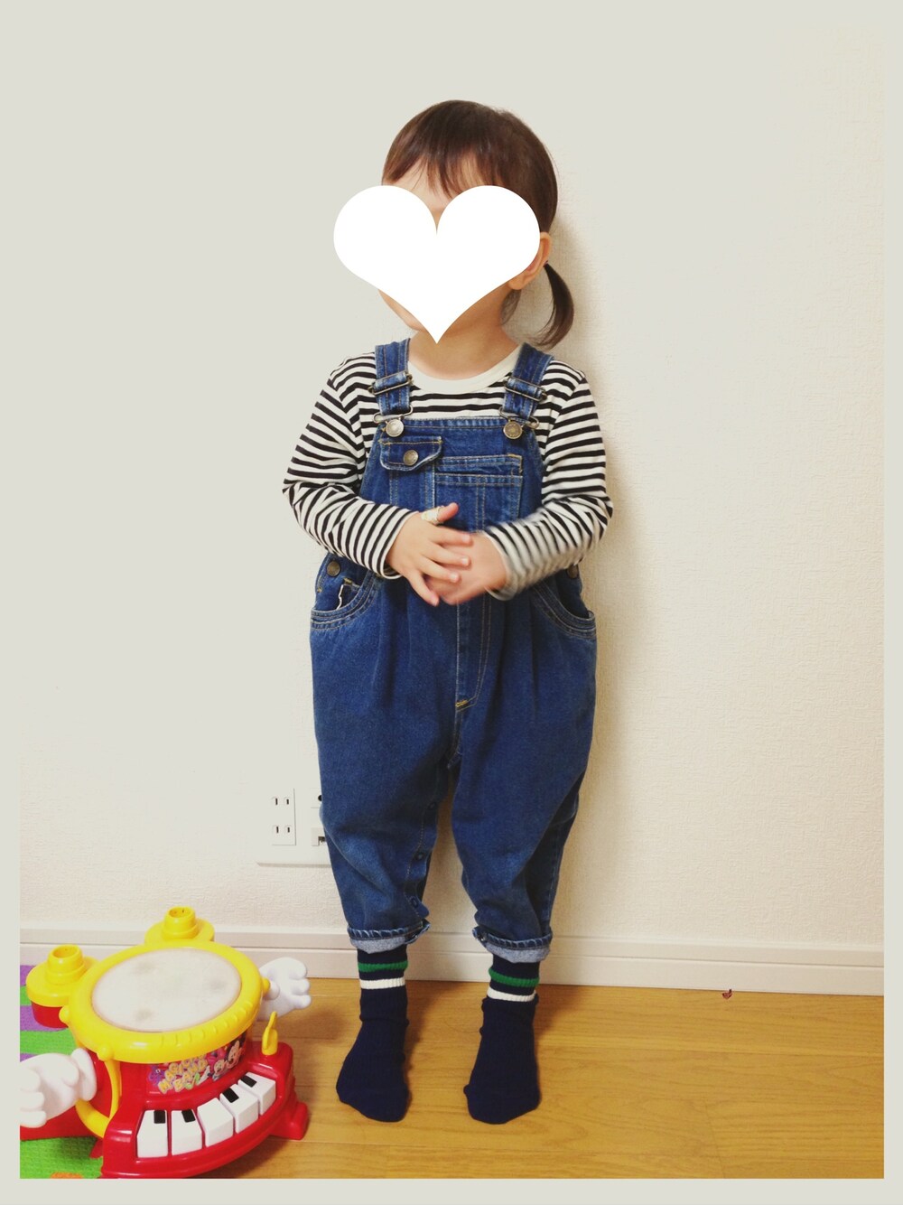 「オーバーオール、ボーダー、ボーダーソックス」｜「無印良品のアイテム（Tシャツ/カットソー、ホワイト系）」を使った、YU☺︎さん（キッズ・100cm）の秋コーディネートの1枚目の写真