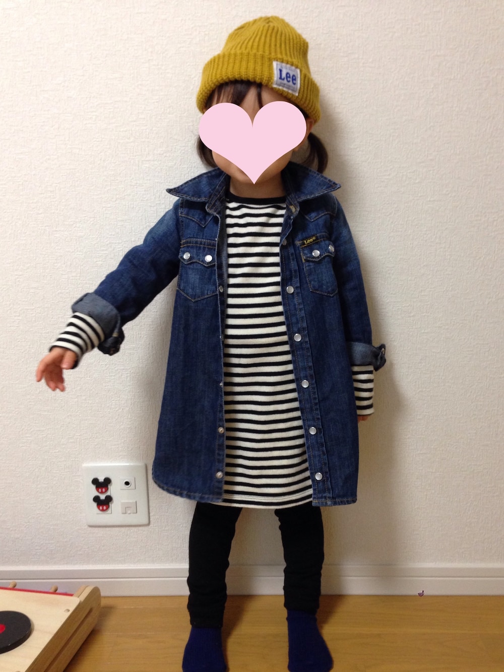 「デニムワンピース、ボーダーワンピース、ニット帽」｜「Leeのアイテム（シャツワンピース、ブルー系）」を使った、YU☺︎さん（キッズ・100cm）の冬コーディネートの1枚目の写真