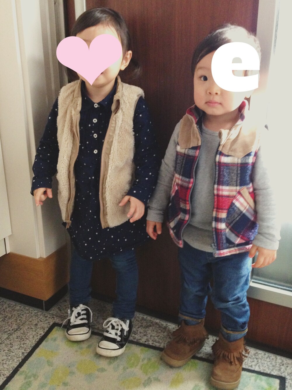 「ベスト、ワンピース、インディゴデニム、もこもこベスト」｜「babyGAPのアイテム（シャツワンピース、ブルー系）」を使った、YU☺︎さん（キッズ・100cm）の冬コーディネートの1枚目の写真