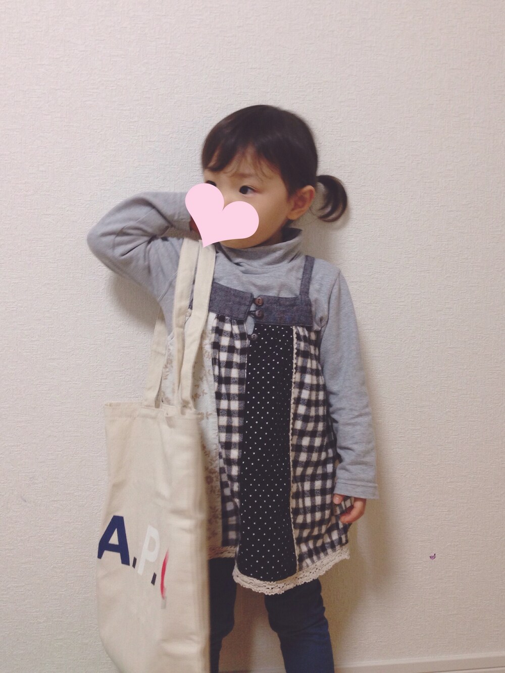 グレー系のTシャツ/カットソー、ブラック系のキャミソール、ブルー系のデニムパンツを着用したキッズの冬コーディネートの1枚目の写真