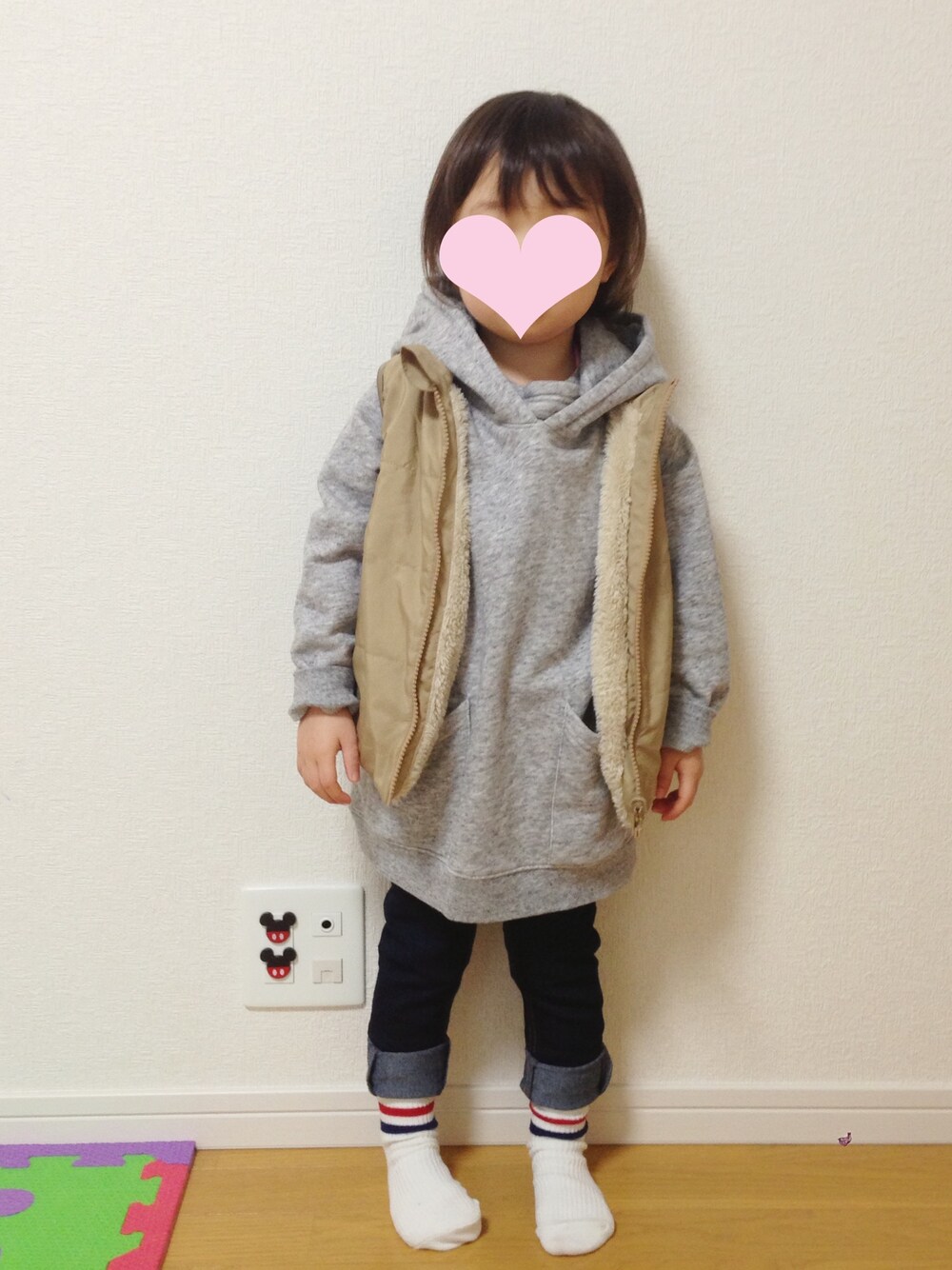 「グレーのパーカー、パーカーワンピース、ラインソックス、ベスト、インディゴデニム、ロールアップ」｜「UNIQLOのアイテム（パーカー、グレー系）」を使った、YU☺︎さん（キッズ・100cm）の冬コーディネートの1枚目の写真