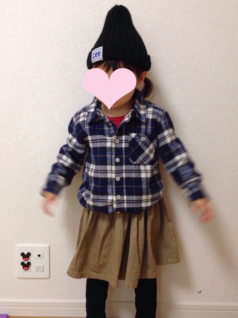 ブルー系のシャツ/ブラウス、レッド系のTシャツ/カットソー、ベージュ系のスカートを着用したキッズの冬コーディネートの1枚目の写真