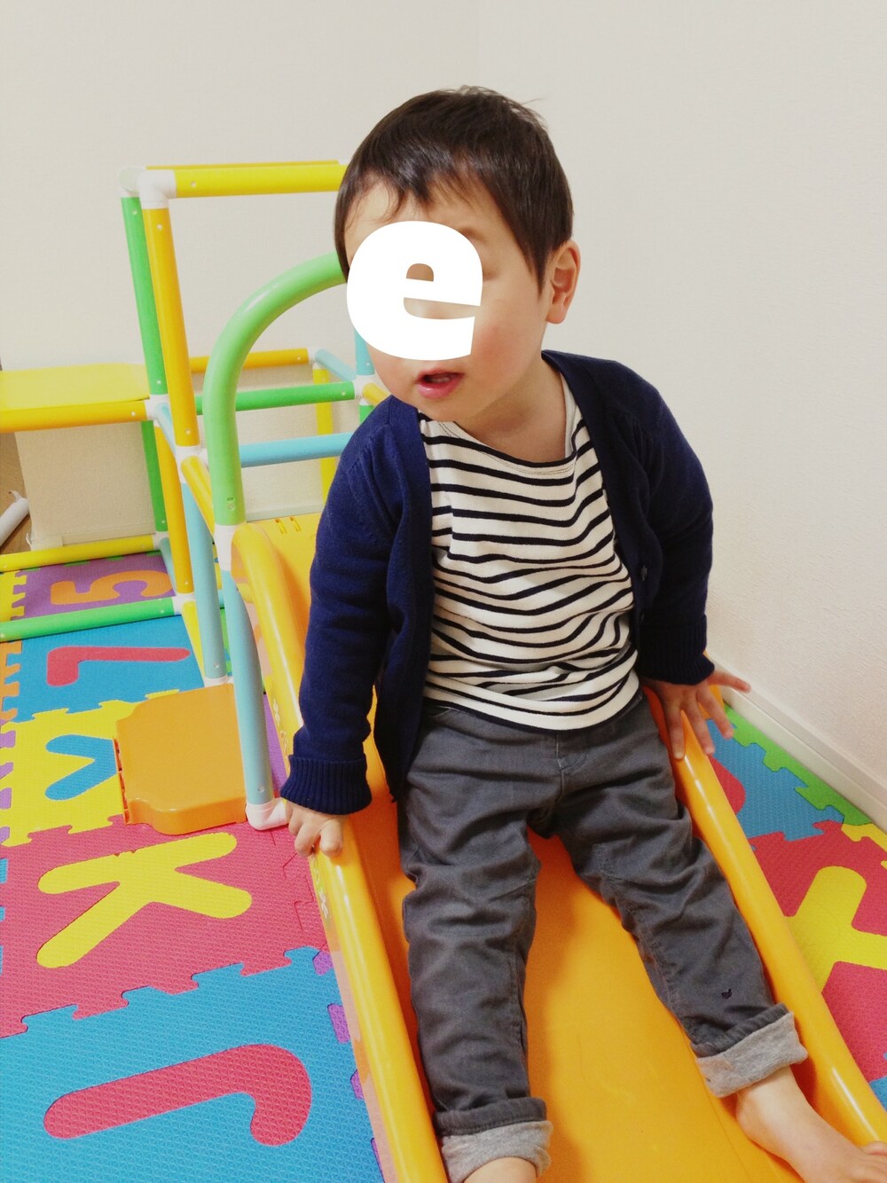 ホワイト系のTシャツ/カットソー、ブルー系のカーディガン/ボレロ、グレー系のその他パンツを着用したキッズの春コーディネートの1枚目の写真