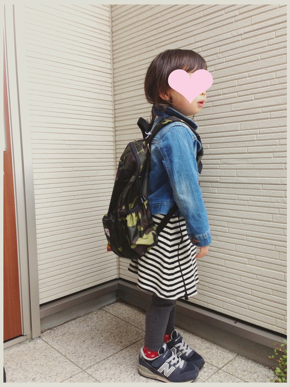「Gジャン、ボーダーワンピース、ニューバランス、カモフラ、リュック」｜「babyGAPのアイテム（デニムジャケット、ブルー系）」を使った、YU☺︎さん（キッズ・100cm）の春コーディネートの1枚目の写真