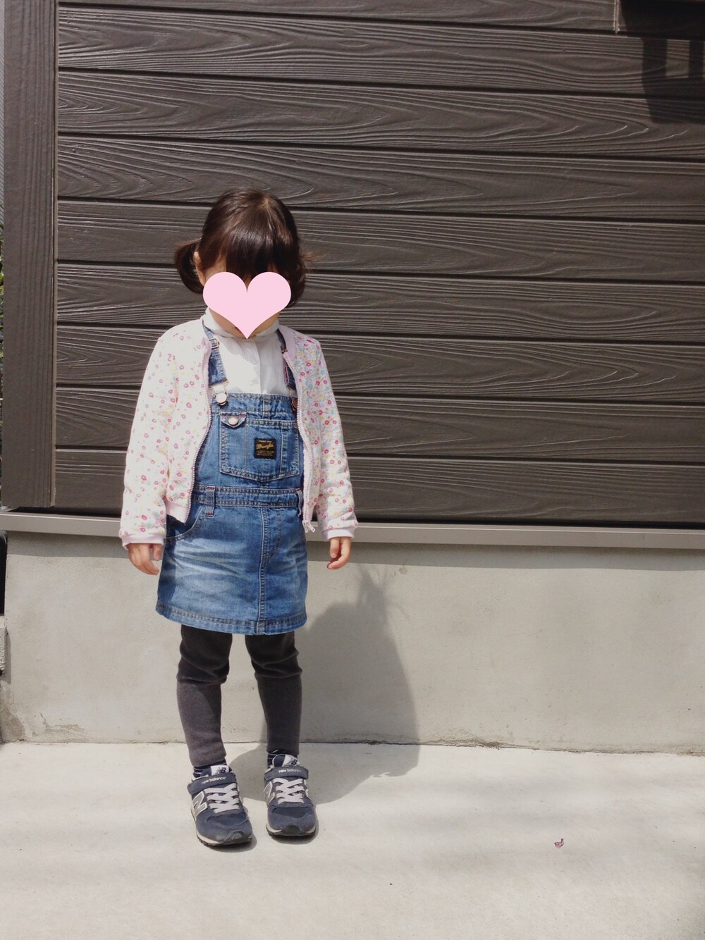 ピンク系のノーカラージャケット、ホワイト系のシャツ/ブラウス、ブルー系のサロペット/オーバーオールを着用したキッズの春コーディネートの1枚目の写真